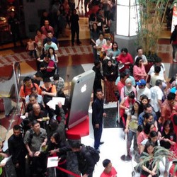 Meski Mahal, Warga Jakarta Tetap Antre iPhone 5S & 5C