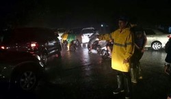 Banjir Susulan di Manado, Wali Kota Ikut Dorong Mobil Hingga Atur Lalin