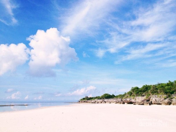 Jarak yang lumayan jauh membuat pantai ini jarang didatangi pengunjung. Bagi pecinta ketenangan pasti akan betah berlama-lama di Pantai Bara. Jarak yang lumayan jauh membuat pantai ini jarang didatangi pengunjung. Bagi pecinta ketenangan pasti akan betah berlama-lama di Pantai Bara.