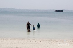 Wisata Hemat di Pantai Mutun, Lampung