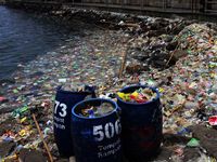 Pasca Banjir, Sampah Menumpuk di Pantai Ancol