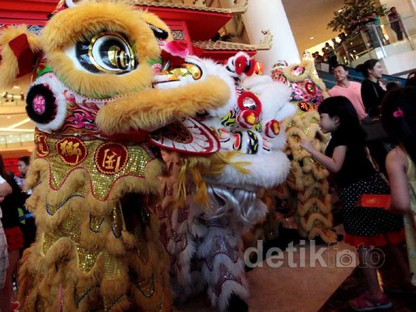 Barongsai Beraksi di Pusat Perbelanjaan