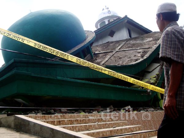 Masjid At-Taqwa Ambruk Diguncang Gempa