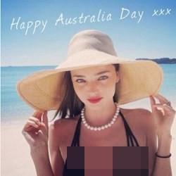 Miranda Kerr Seksi Berbikini Peringati Hari Ultah Australia