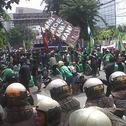 Massa Terus Bertambah, Bonek Blokir Jalan Mayjen Sungkono, Protes Kongres Tahunan PSSI