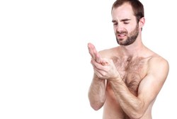 Tak PD, Pria Masa Kini Pilih Terapi Laser untuk Basmi Bulu Dada