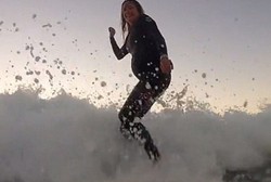 Unik, Wanita Ini Buat Video Selancar Selama Hamil