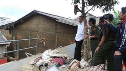  Jokowi Cek Tembok yang Jebol di Pengadegan