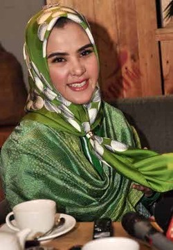 Setelah Ditelanjangi di TV dan Foto Seksi, Angel Lelga Rajin Blusukan
