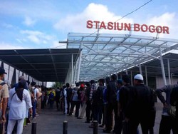 Ini Antrean Panjang Pengguna KRL di Stasiun Bogor