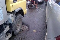 Hati-hati! Jalan Rusak Bekas Galian Kabel di Depan Stasiun Kota