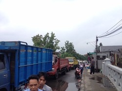  Ratusan Kendaraan Antre Uji KIR di Jl Pesing, Lalin Macet