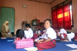 Sekolah Rusak Akibat Gempa, Ratusan Siswa SD Belajar di Rumah Warga