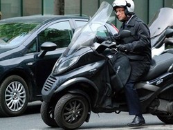 Penjualan Helm Ini Meroket Gara-gara Presiden Prancis 