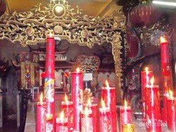 Hong Tiek Hian, Kelenteng Kuno Warisan Kubhilai Khan