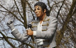 Michael Jackson & 7 Monumen Paling Aneh di Dunia (1)