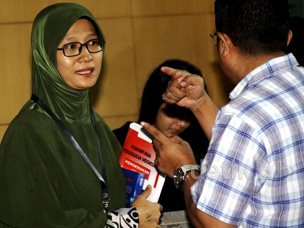 Attiyah Bawa Buku Karangan Suaminya