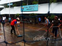 Pasca Banjir Guru Bersihkan Sekolah