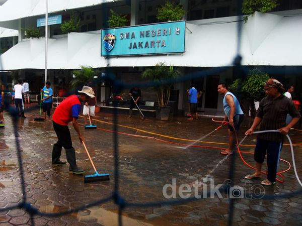 Pasca Banjir Guru Bersihkan Sekolah