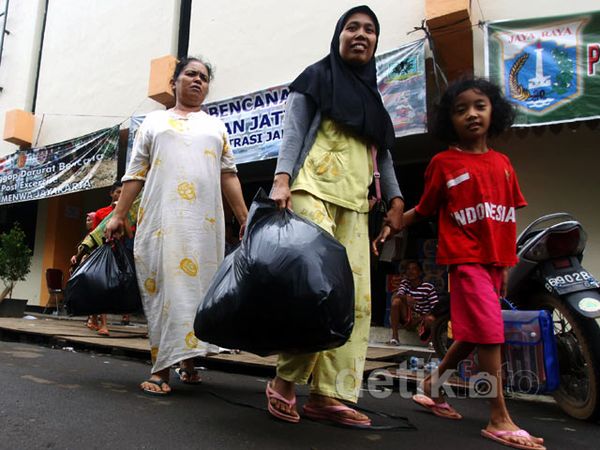 Korban Banjir Tinggalkan Pengungsian