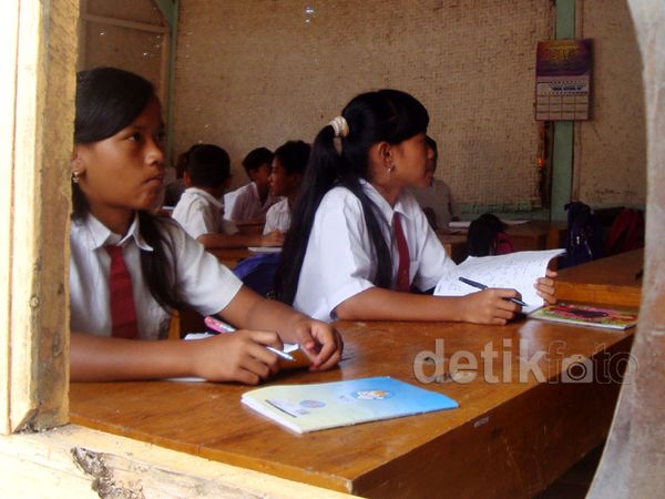 Siswa Korban Gempa Belajar di Rumah Warga