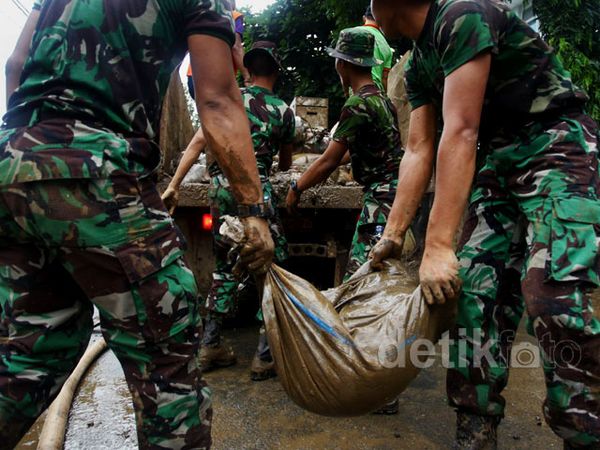 Lumpur Sisa Banjir Dibersihkan