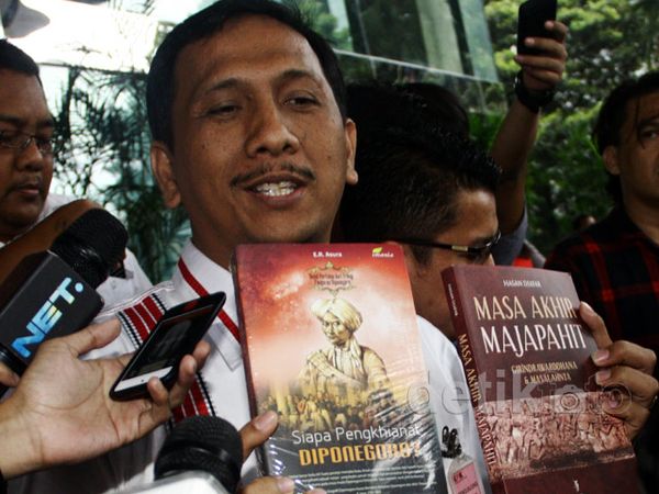 Pasek Bawa Buku Sejarah untuk Anas