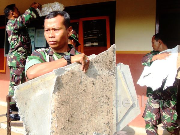 TNI Bersihkan Puing-puing Sisa Gempa