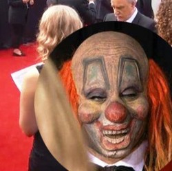 Misteri Pria Bertopeng Badut Menyeramkan di Red Carpet Grammy Awards