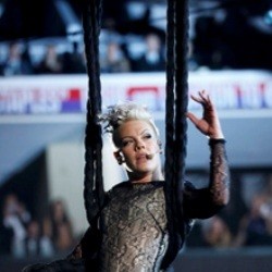 Hentak Panggung Grammy Awards, Pink Kembali Tampil Akrobatik di Udara