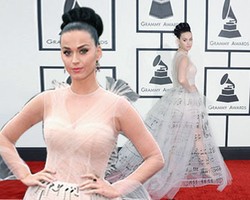 Foto: Seksinya Katy Perry dengan Gaun Menerawang Valentino