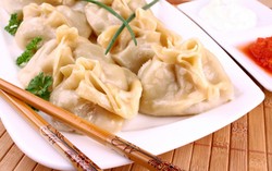 Saat Imlek Dumpling Disusun Segaris dan Berisi Koin Lambang Kemakmuran