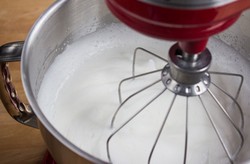 Mengocok Putih Telur untuk Souffle