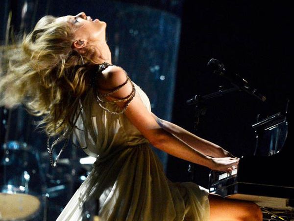 Taylor Swift Luapkan Emosi di Panggung Grammy