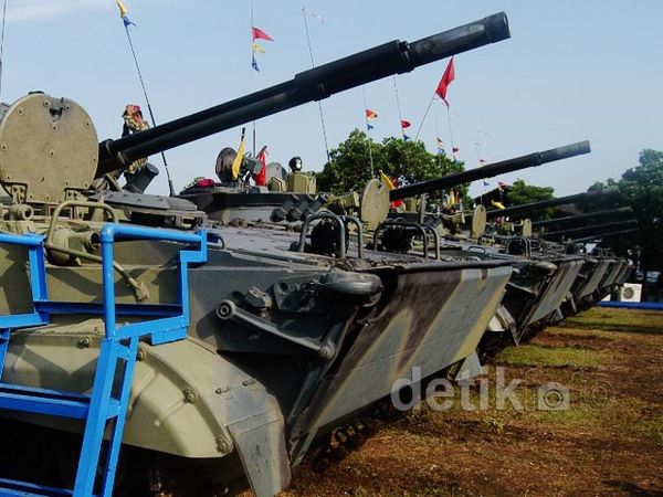 Tank Ampibi BMP-3F Hancurkan Sasaran