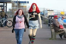 Joel Adams Jadi Boneka Hidup Gara-gara Punya Kepribadian Lain 