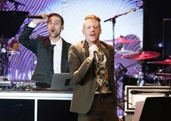 34 Pasangan Nikah Massal Berbarengan dengan Grammy Awards 2014