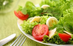 Terlalu Banyak Menambah Saus Salad Bisa Picu Kegemukan