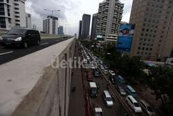 Pengemudi Honda City Shock Usai Kecelakaan di JLNT