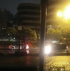 Jalur Lambat Depan Kedubes Australia Tak Bisa Dilewati Karena Genangan