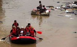 Kisah Anak-anak saat Jadi Relawan Banjir