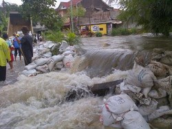 Tanggul Kali Cipinang Jebol, Pemukiman Penduduk di KP Makasar Banjir