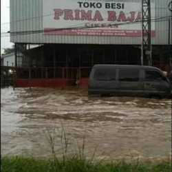 Ini Kondisi Banjir yang Menggenangi Jalanan di Daerah Cibubur
