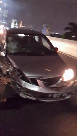 Ini Honda City yang Tabrak Pemotor Nyelonong di JLNT Depan Ambasador