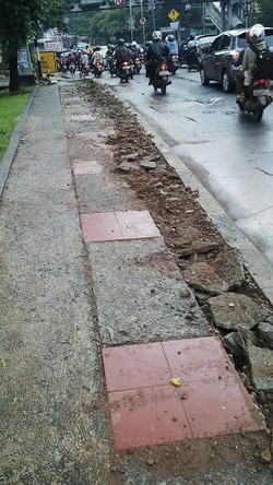 Sampai Kapan Tukang Galian Kabel Bisa Seenaknya Merusak Trotoar?