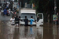 Beginilah Kondisi Banjir 1,5 Meter yang Menggenangi Jatibening