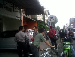 Aksi Polisi Kejar Pencuri Bersenpi di Atap Pertokoan Kagetkan Warga