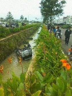 Nyemplung ke Kali di Serpong, Mobil Toyota Silver Terbalik