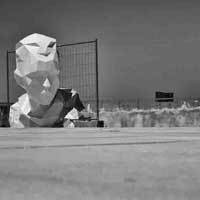 Patung Kepala Geometris Dipajang di Ruang Publik Paris