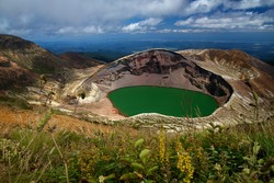 Kelimutu & 9 Danau Kawah Paling Cantik di Dunia (2)